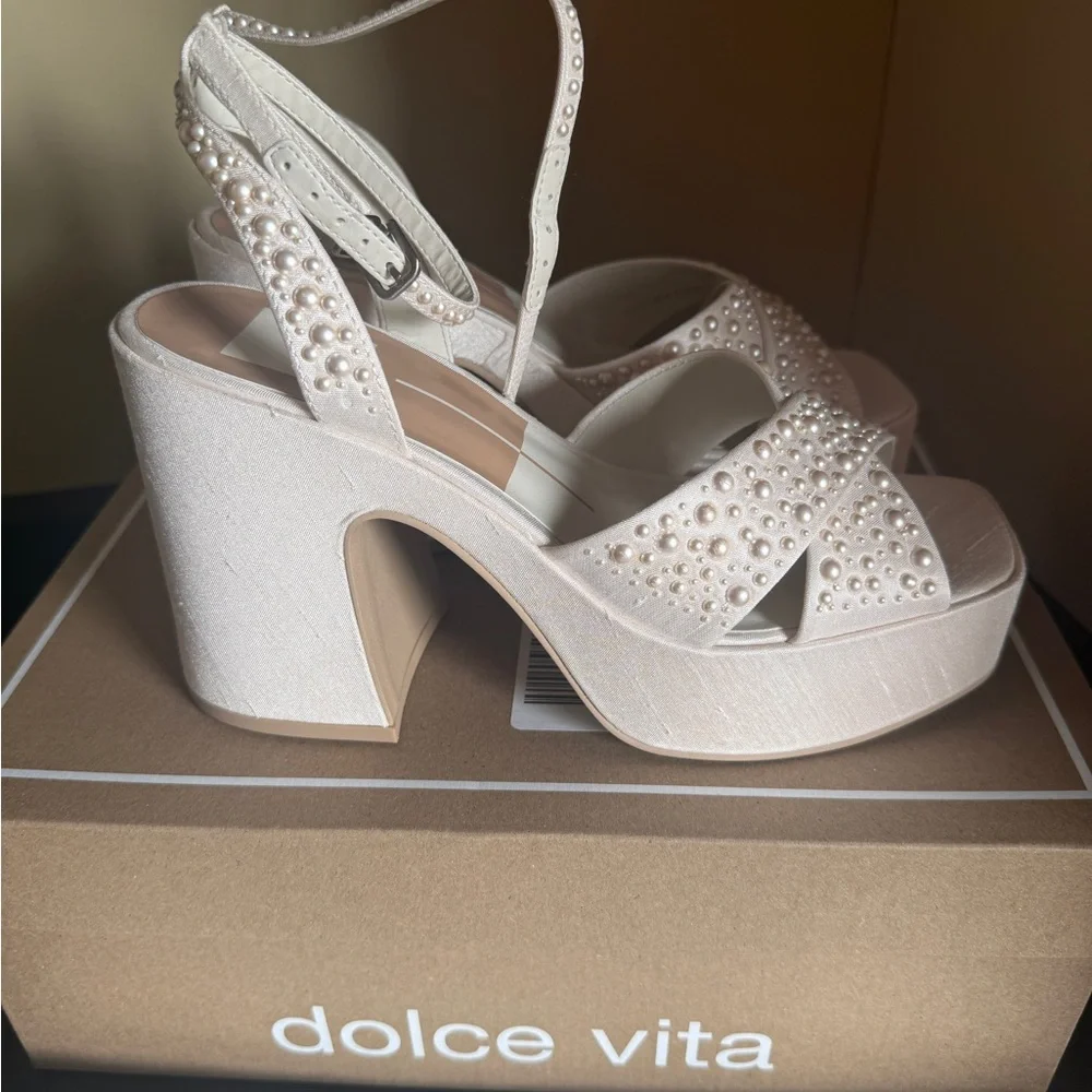 Dolce Vita Wessi Platform Sandal in Pearl